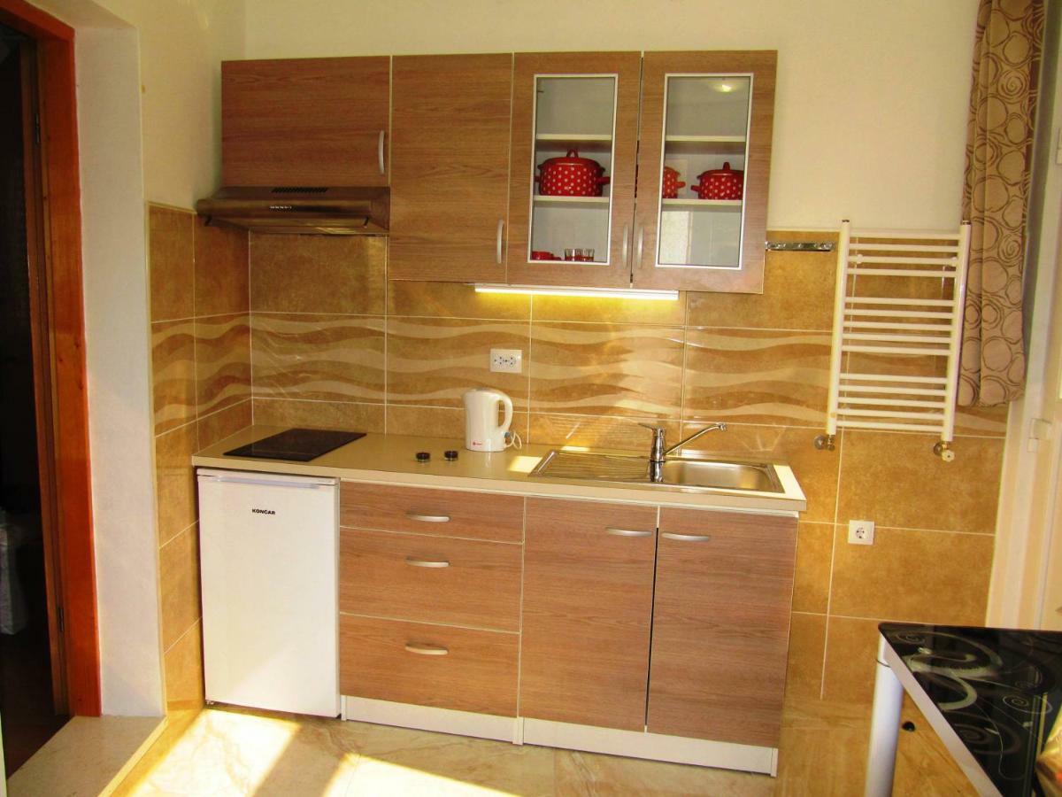 Apartmans And Rooms Dunjini Dvori Korčula Esterno foto