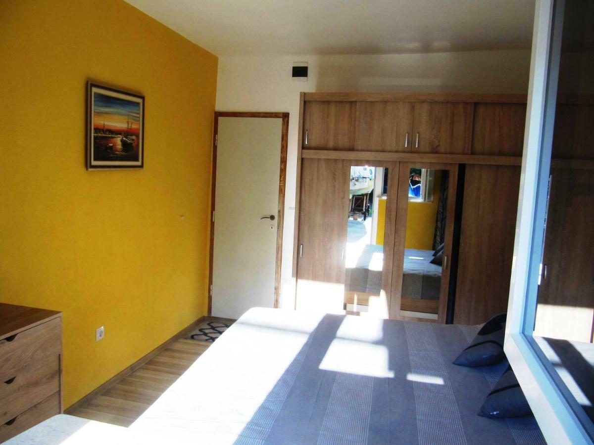 Apartmans And Rooms Dunjini Dvori Korčula Esterno foto
